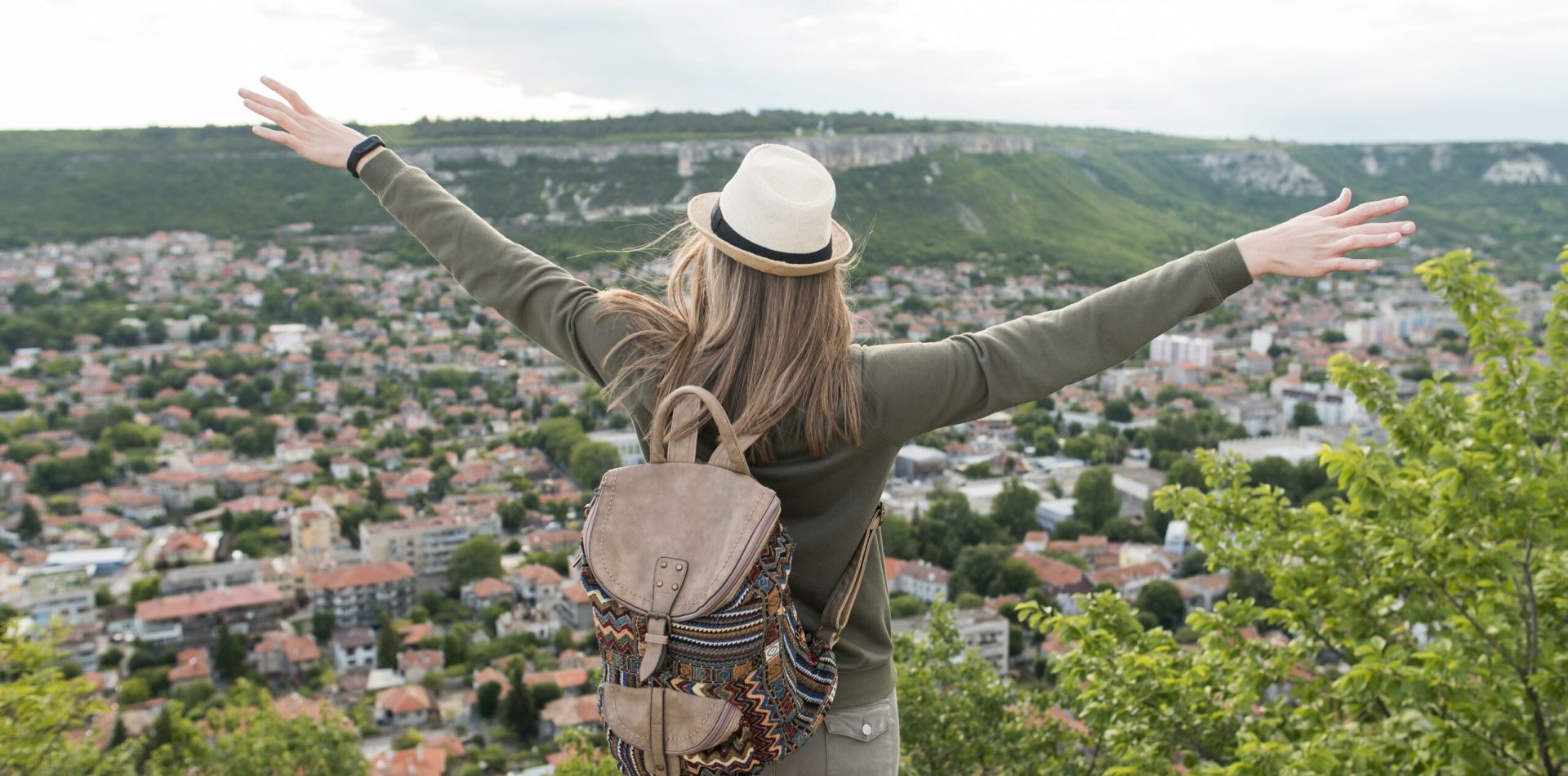 back-view-traveller-with-hat-enjoying-holiday